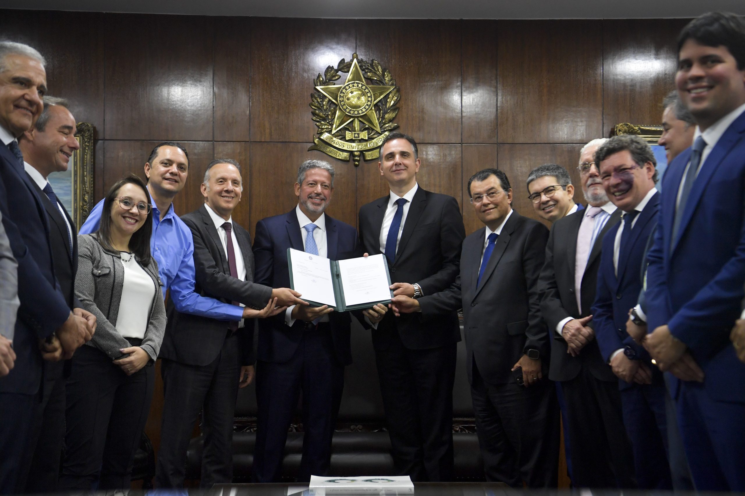 Câmara entrega texto aprovado da reforma tributária ao Senado Federal
