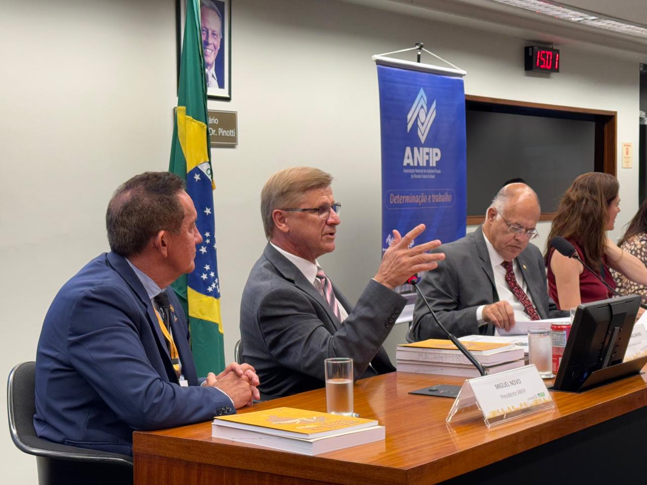 Lançamento livros Câmara Análise e Economia dos Municípios 1